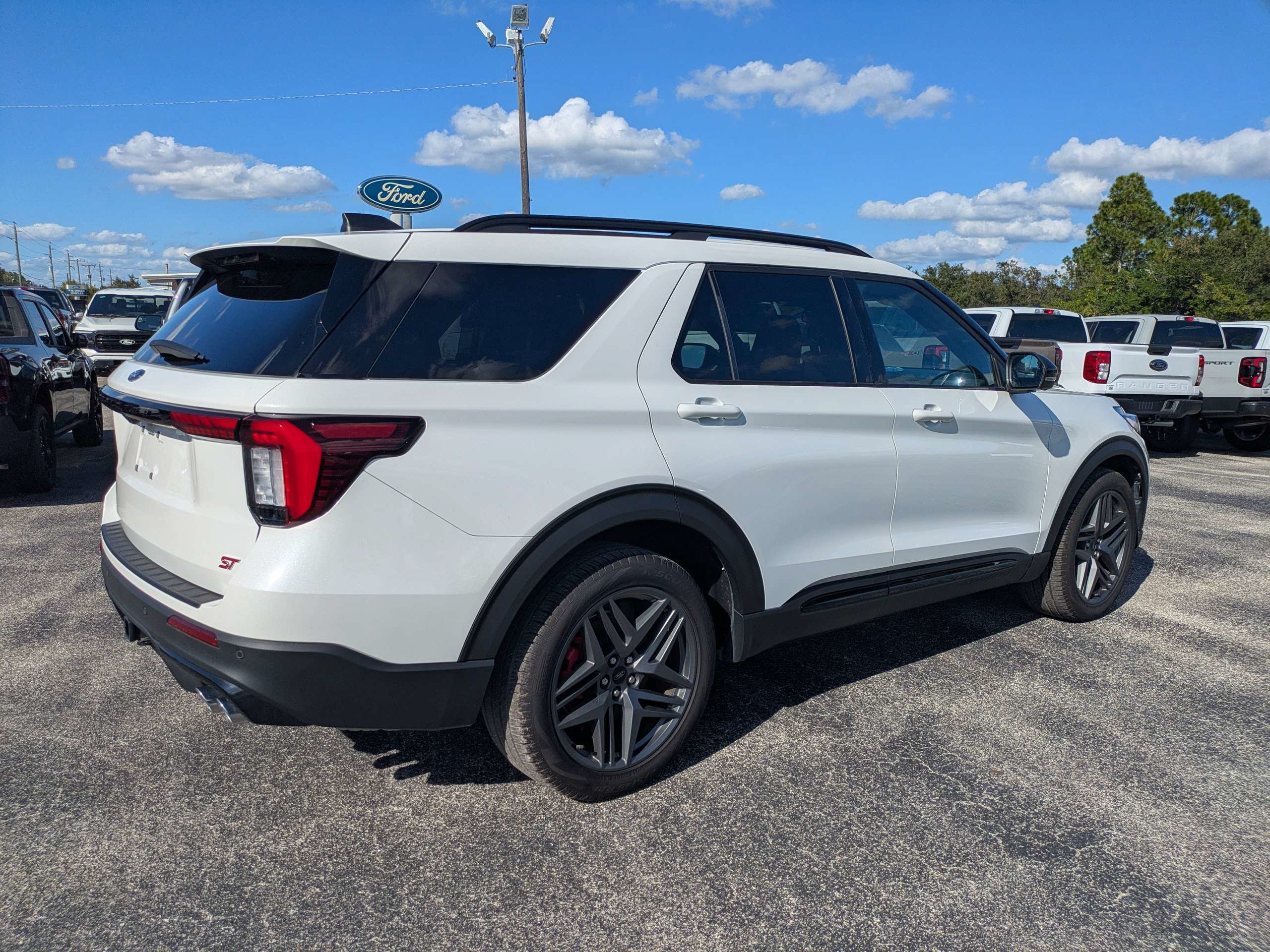 Used 2025 Ford Explorer ST AWD/4WD image 4