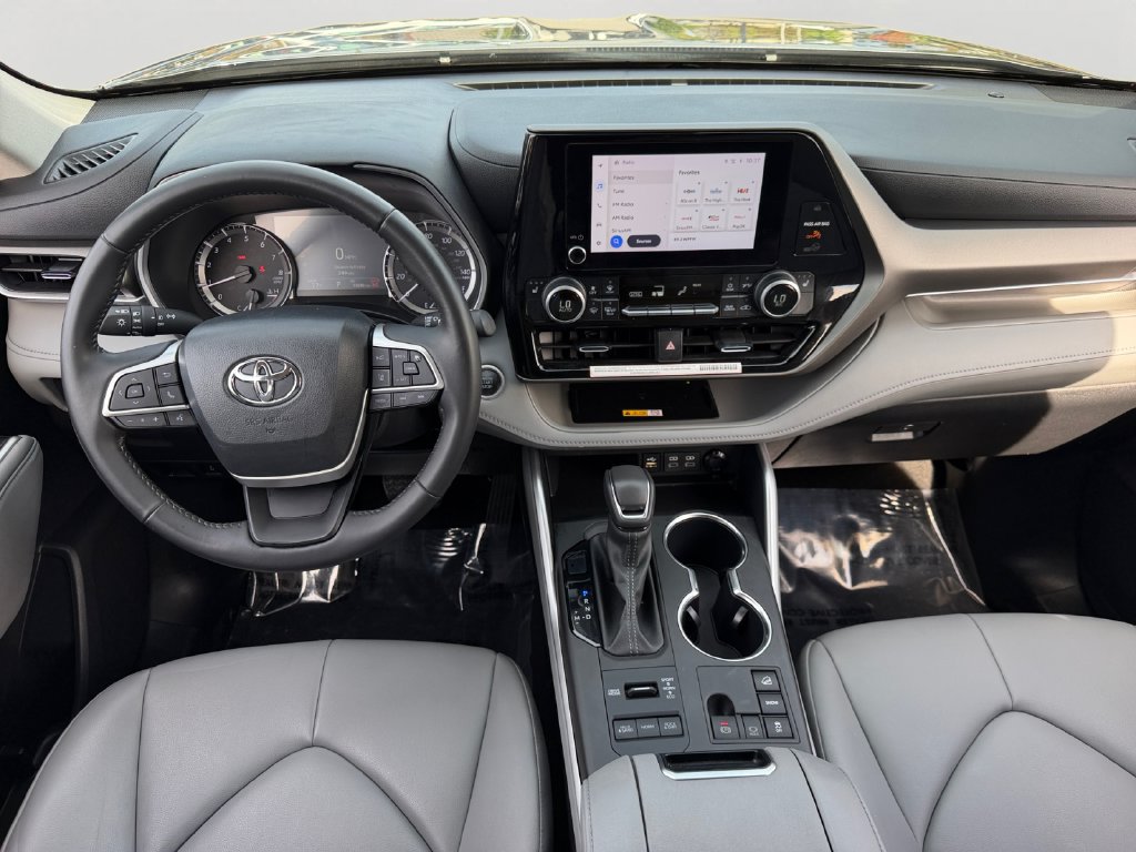Used 2024 Toyota Highlander XLE AWD/4WD image 13