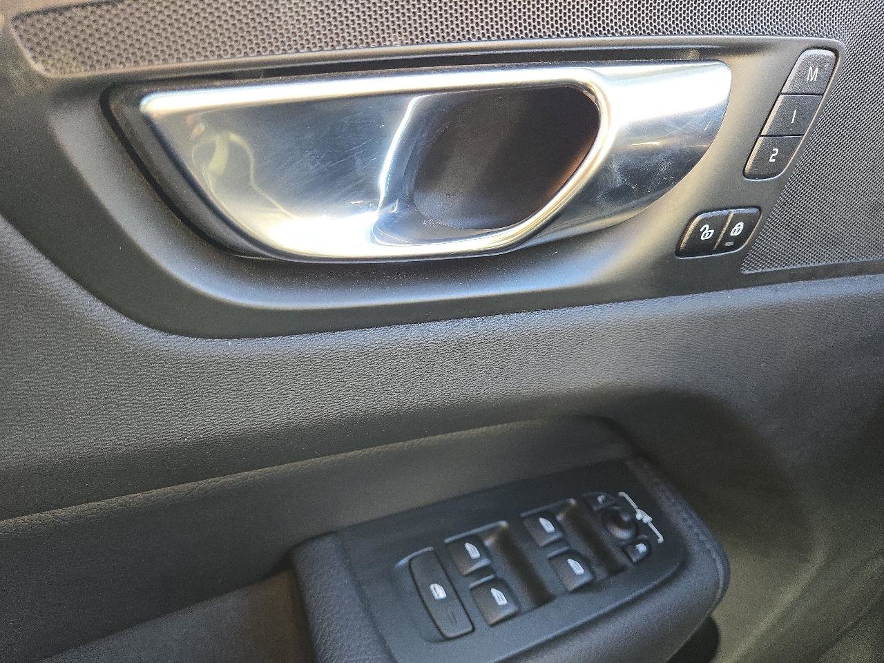 Used 2022 Volvo XC60 B5 Momentum image 25