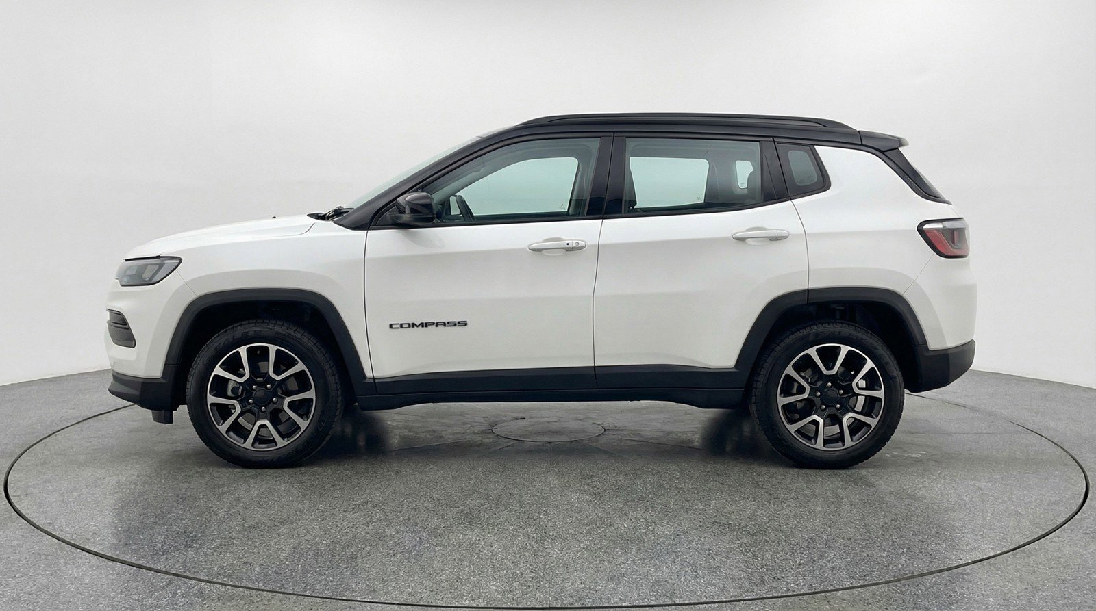 Used 2025 Jeep Compass Trailhawk image 5