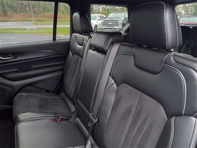 Used 2024 Jeep Grand Cherokee L Laredo image 14