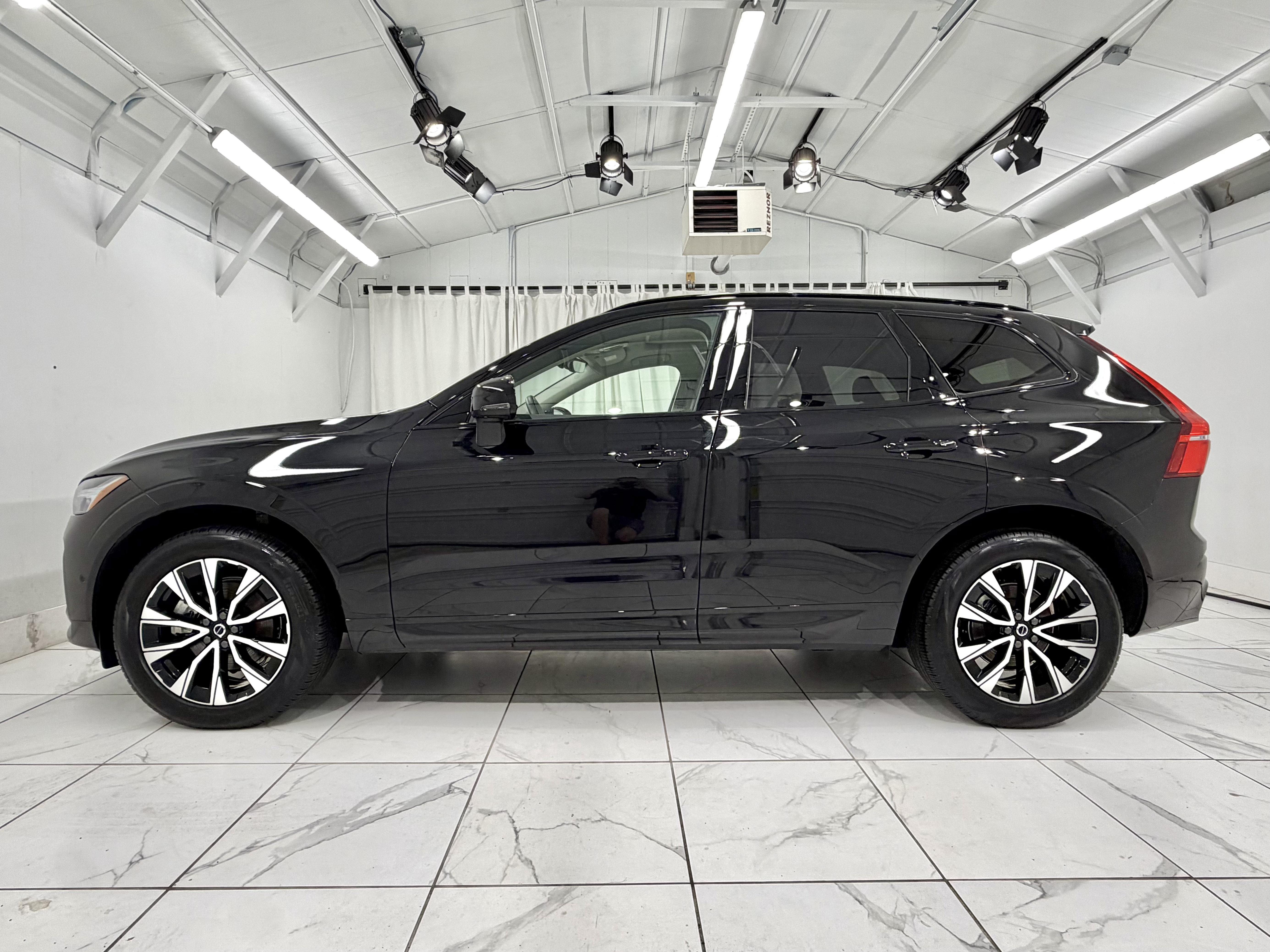 Used 2025 Volvo XC60 B5 Plus w/ Climate Package PRO AWD/4WD image 2