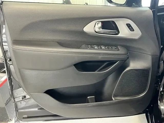 Used 2025 Chrysler Pacifica Limited FWD image 9
