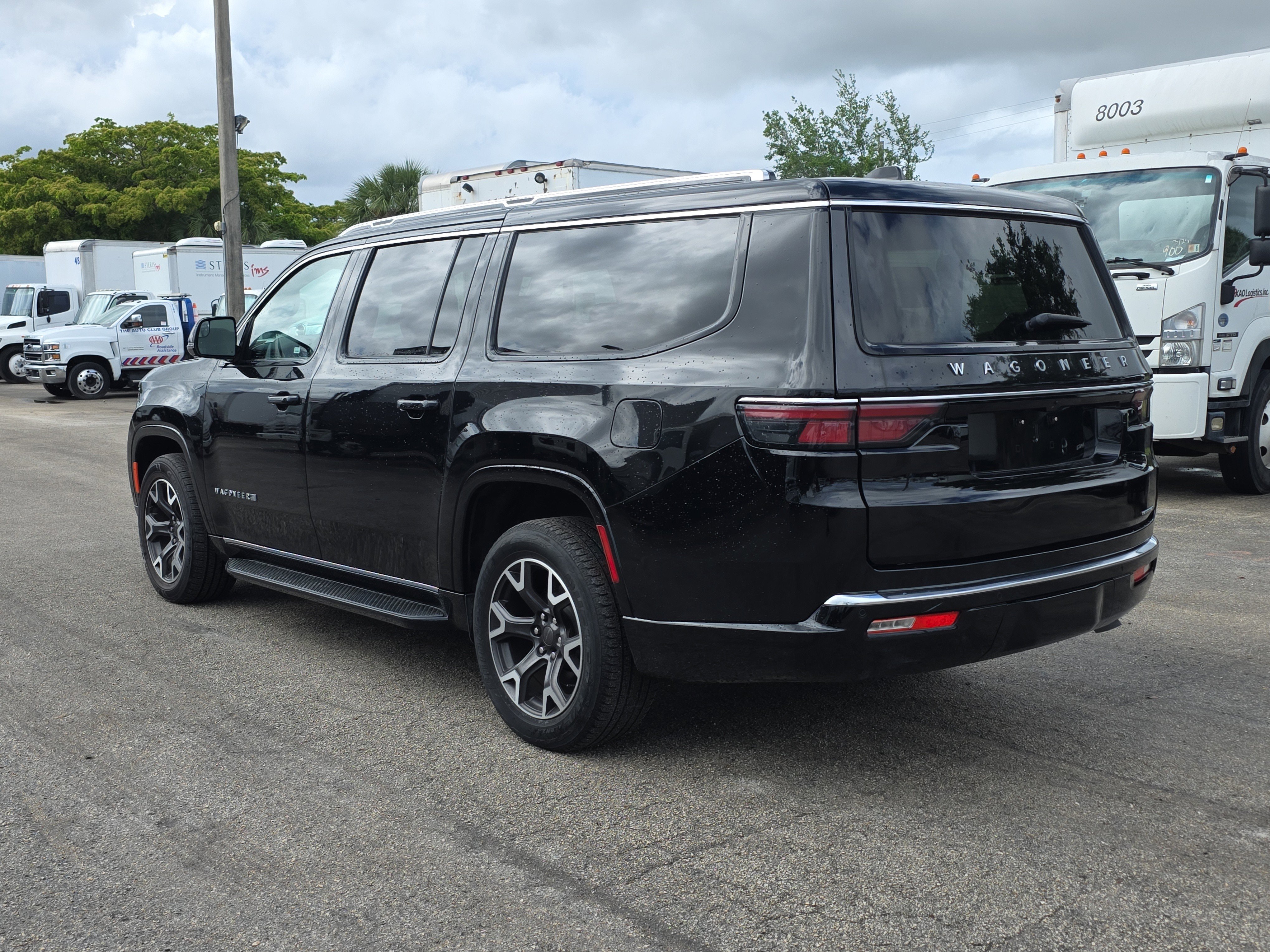 Used 2024 Jeep Wagoneer L Series III w/ Flexible Seating Group AWD/4WD image 5
