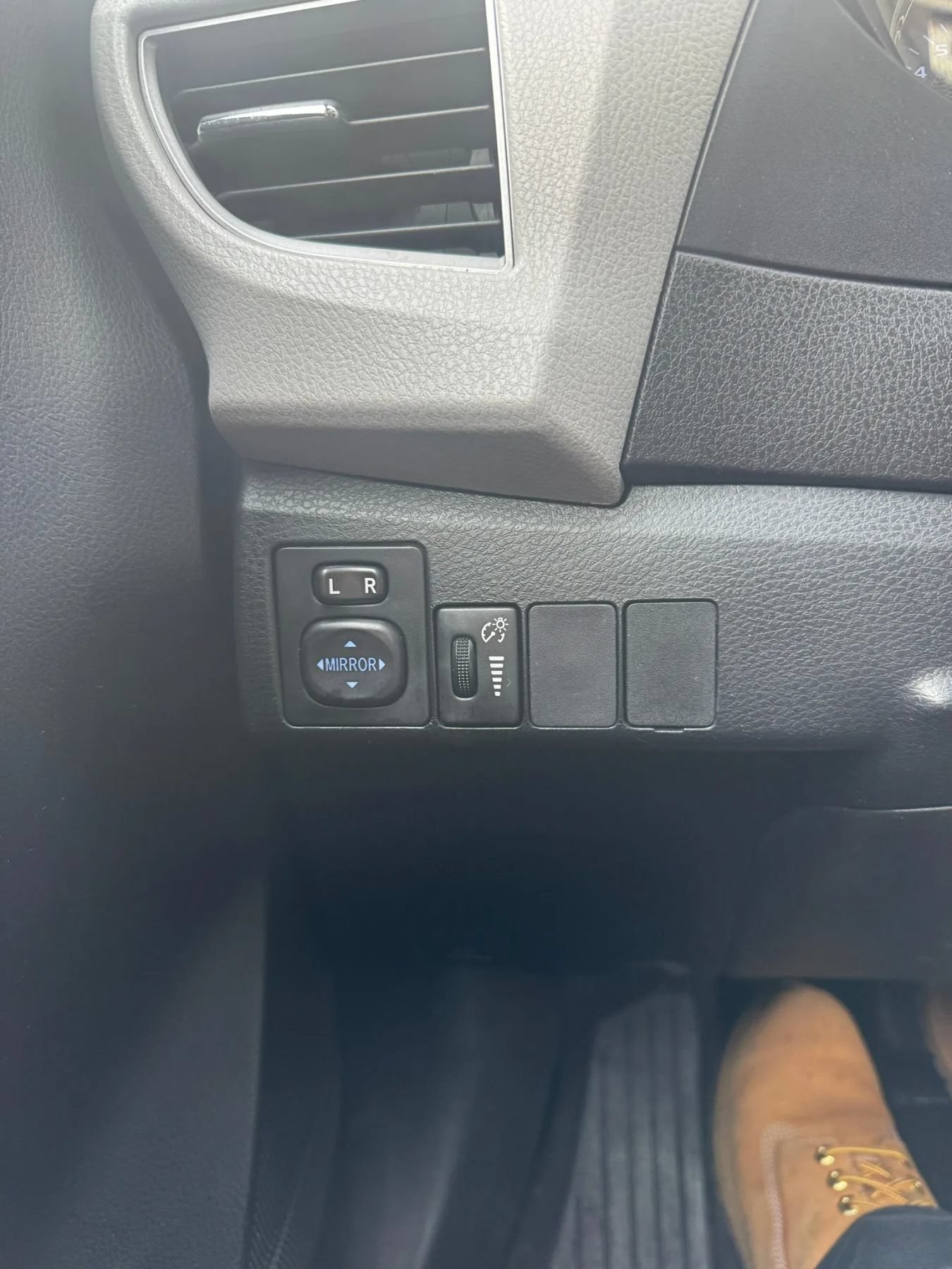 Used 2016 Toyota Corolla LE FWD image 18
