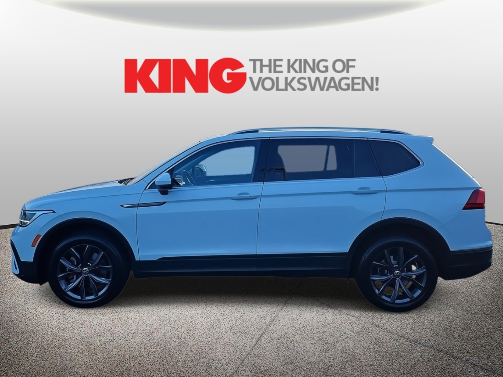 Used 2022 Volkswagen Tiguan SE w/ Panoramic Sunroof Package image 7