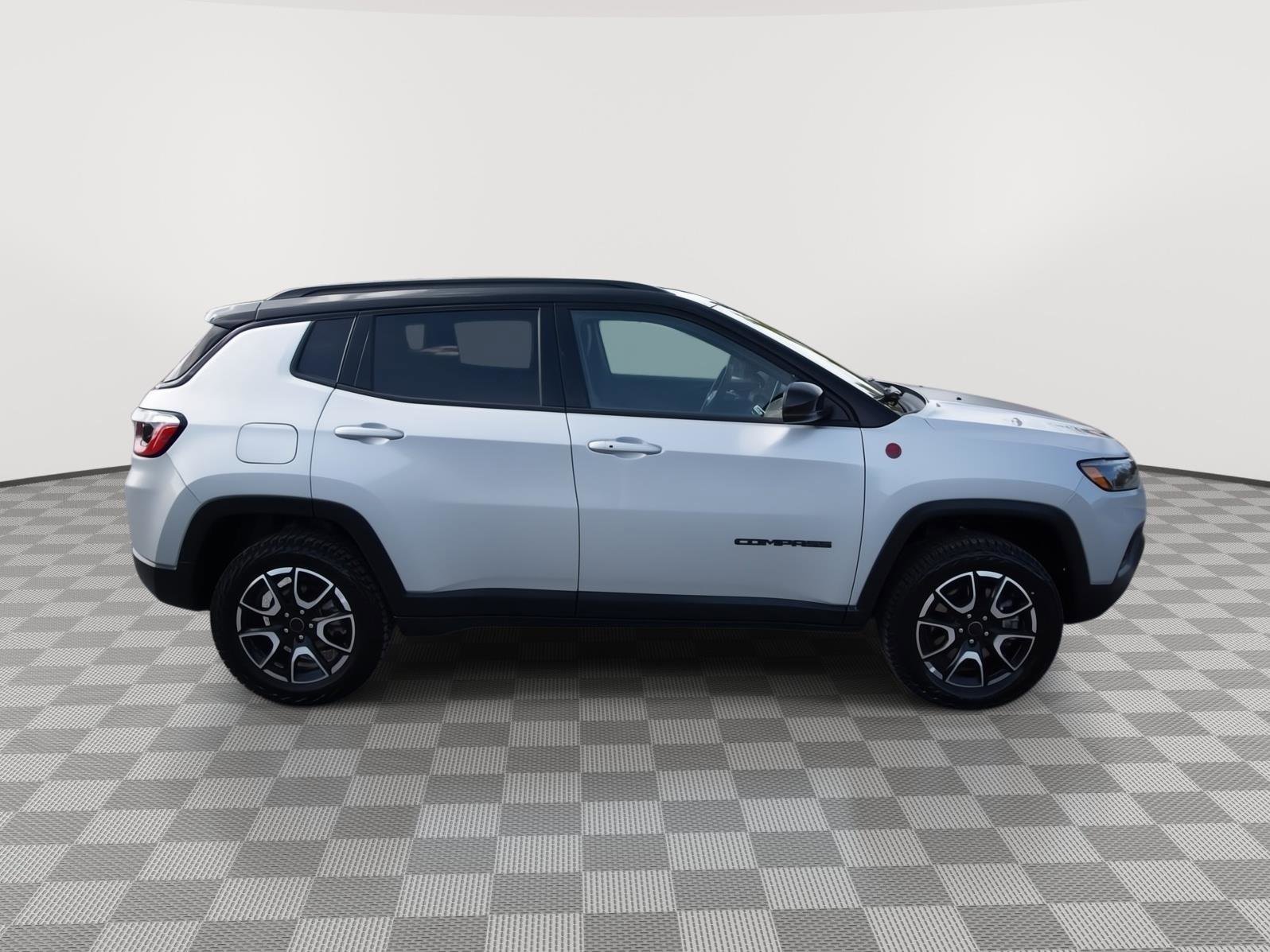 Used 2025 Jeep Compass Trailhawk AWD/4WD image 4