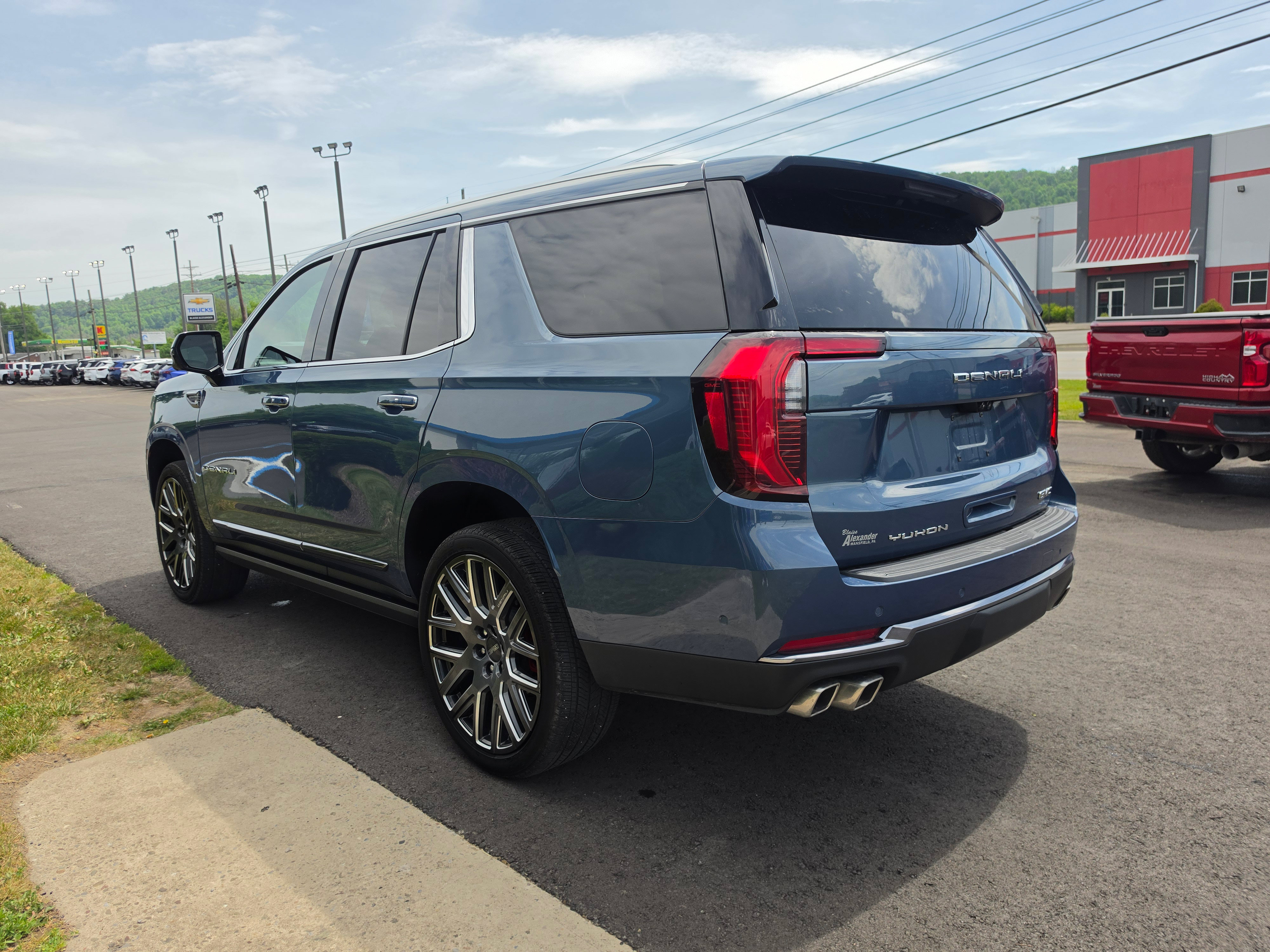 Used 2025 GMC Yukon Denali Ultimate AWD/4WD image 6