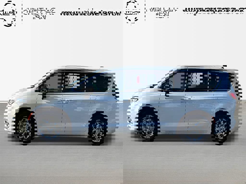 Used 2024 Chrysler Pacifica Touring-L image 8