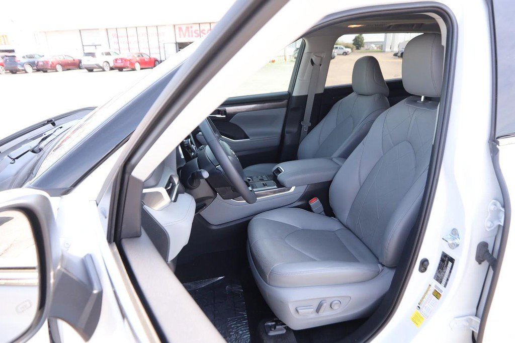 Used 2024 Toyota Highlander Platinum FWD image 12