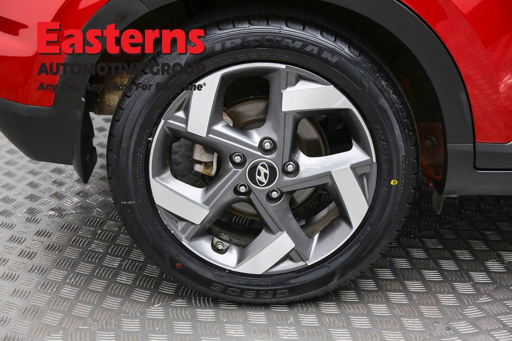 Used 2023 Hyundai Venue Limited image 32