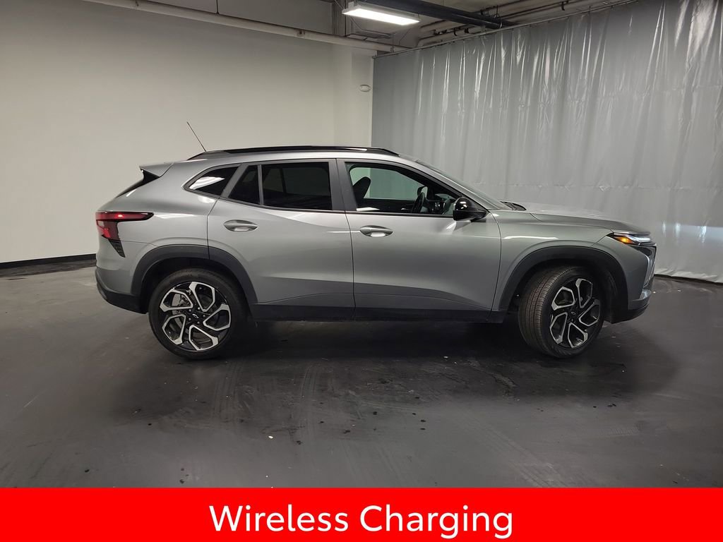 Used 2025 Chevrolet Trax RS w/ Sunroof Package image 9