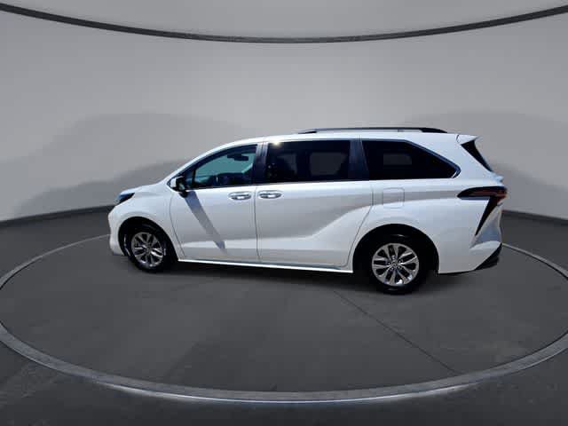 Used 2023 Toyota Sienna XLE FWD image 5