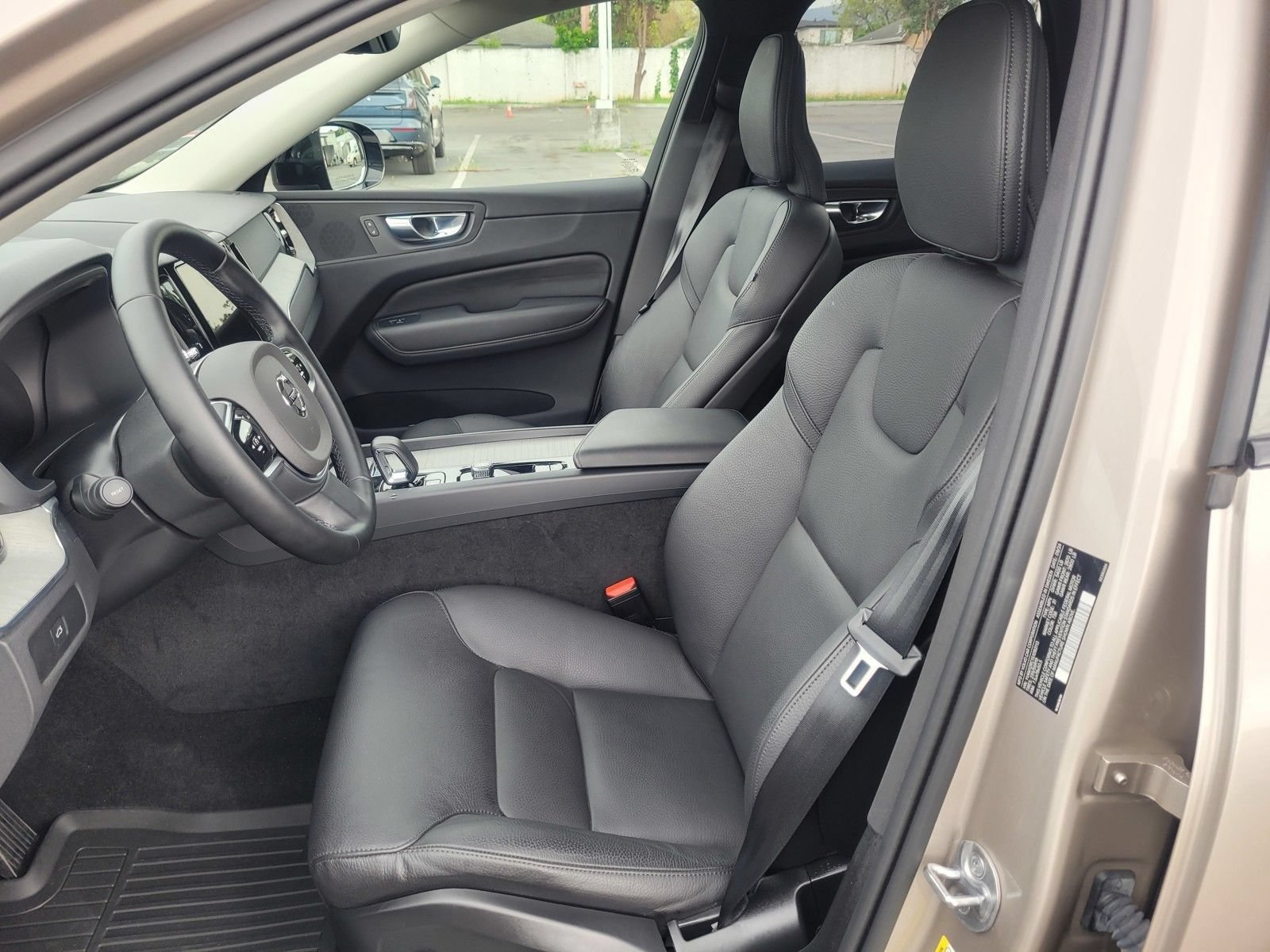 Used 2025 Volvo XC60 B5 Plus AWD/4WD image 14