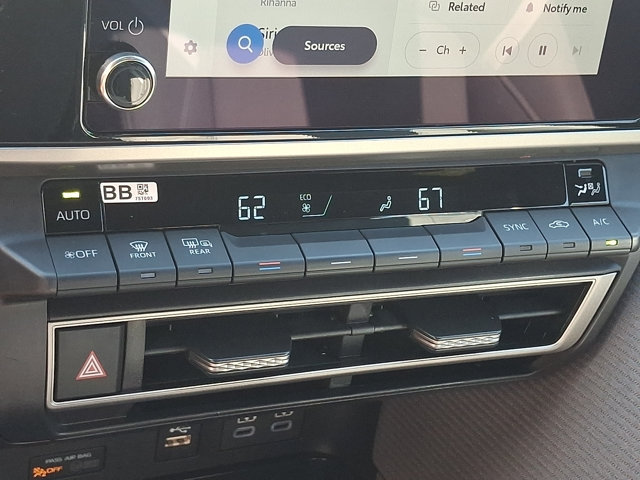 Used 2025 Toyota Camry SE FWD image 16