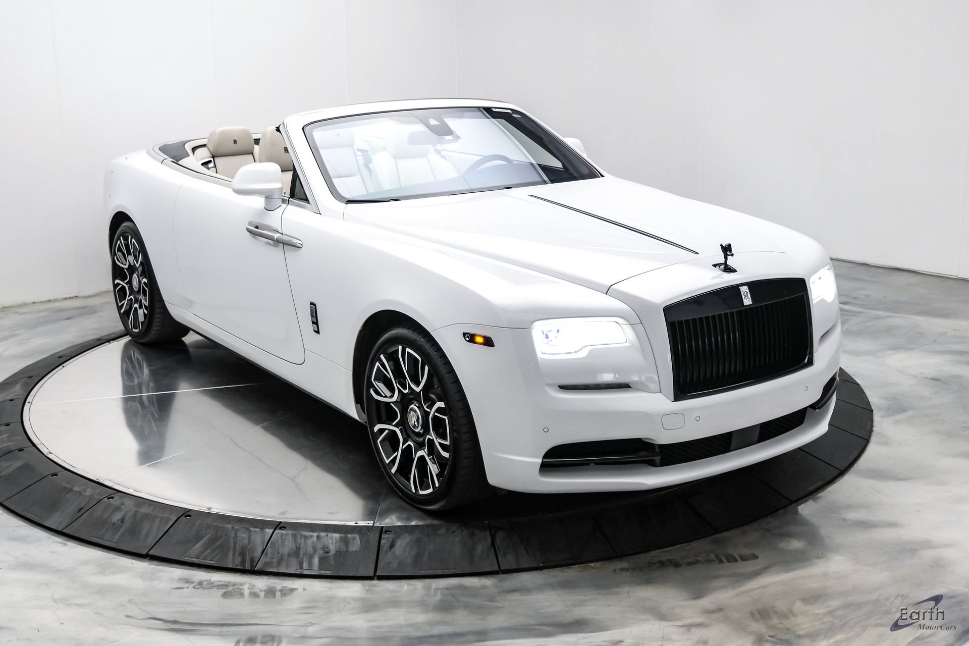 Used 2017 Rolls-Royce Dawn RWD image 32