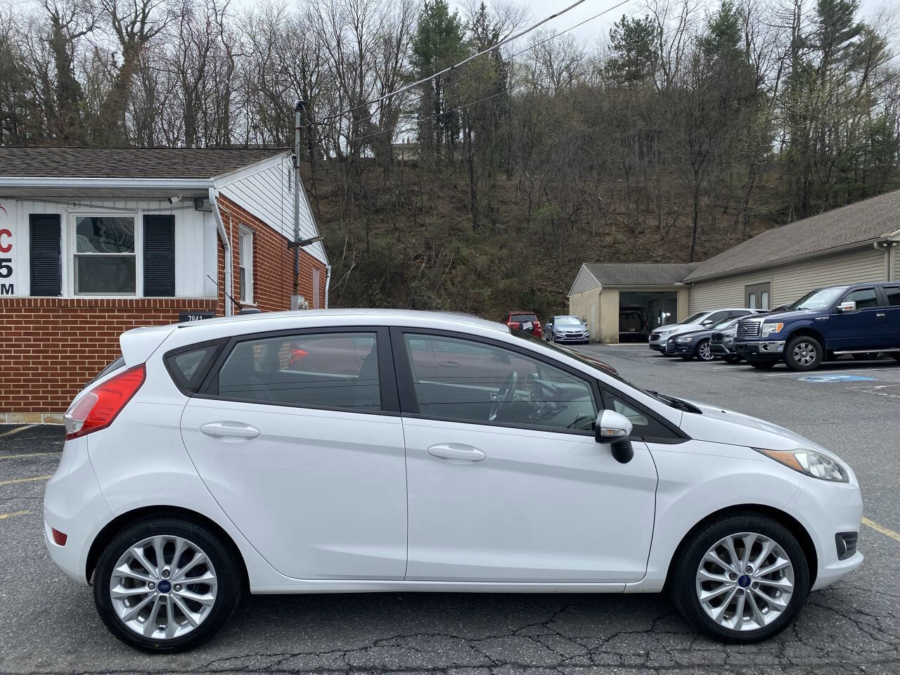Used 2014 Ford Fiesta SE w/ Equipment Group 201A image 4