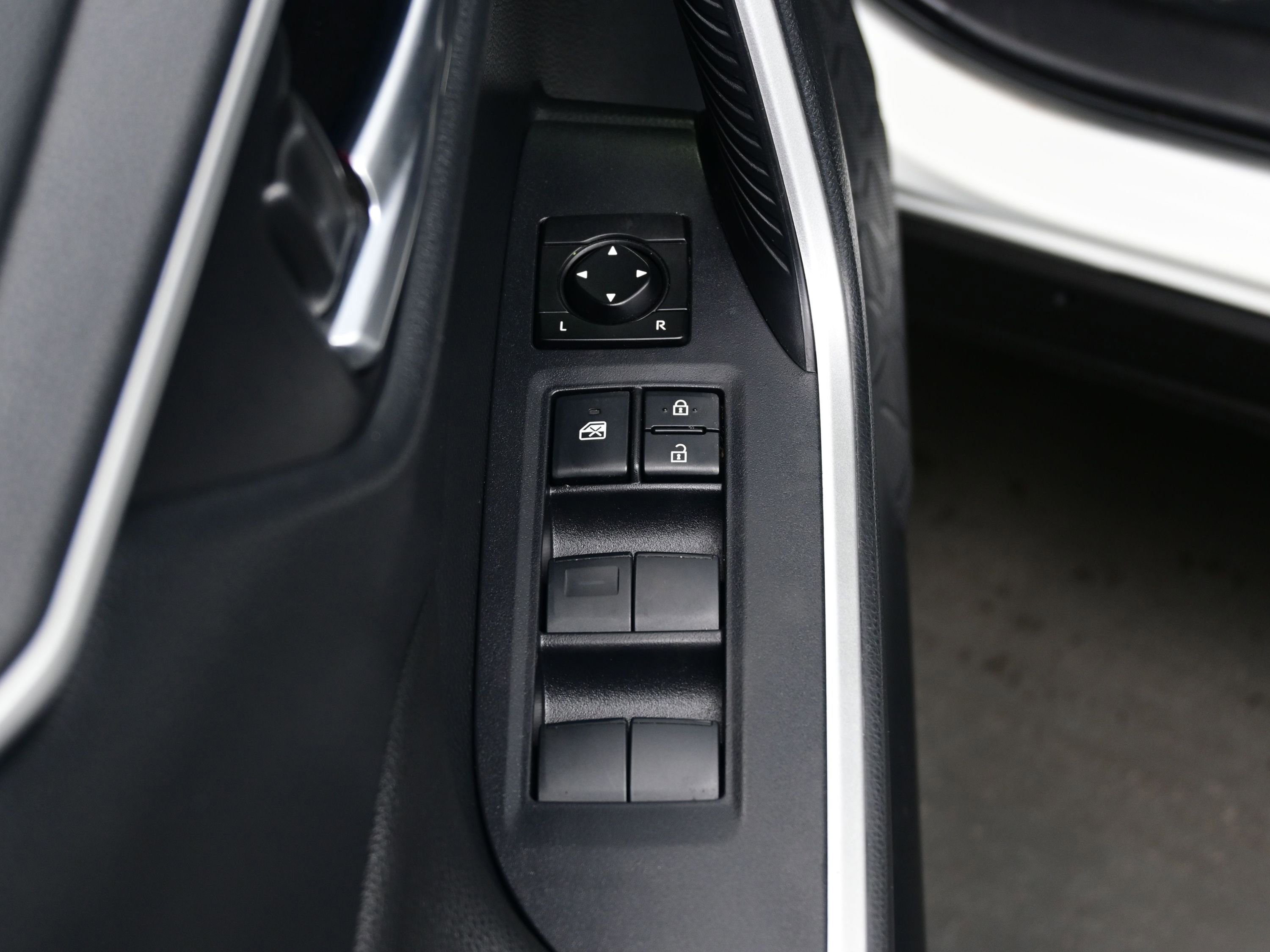 Used 2019 Toyota RAV4 XLE w/ Carpet Mat Package image 10