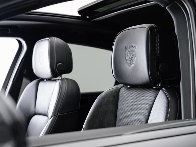 Certified 2025 Porsche Macan Turbo AWD/4WD image 10