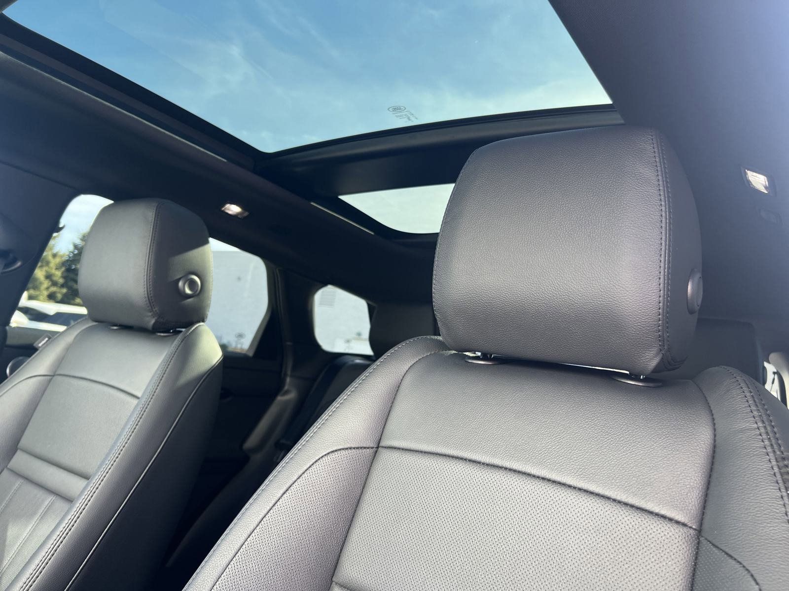 New 2025 Land Rover Range Rover Evoque Dynamic SE image 24