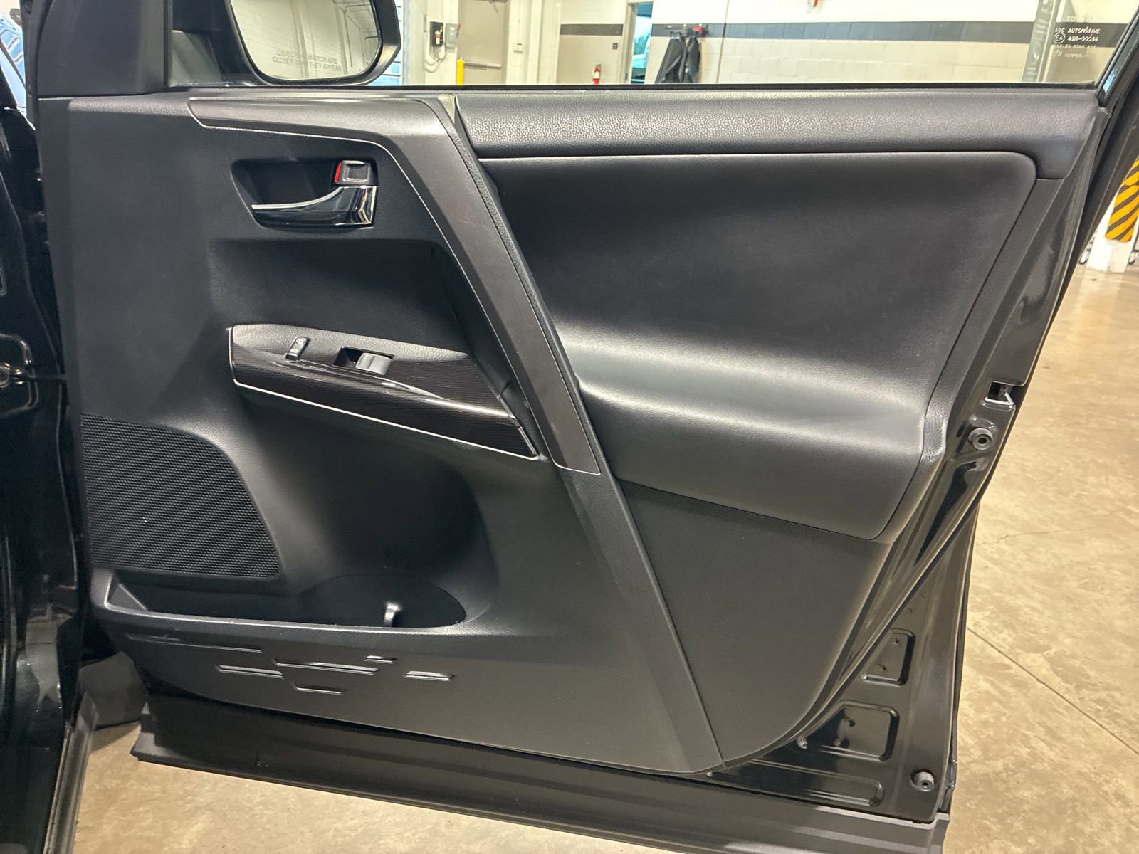 Used 2017 Toyota RAV4 SE image 27