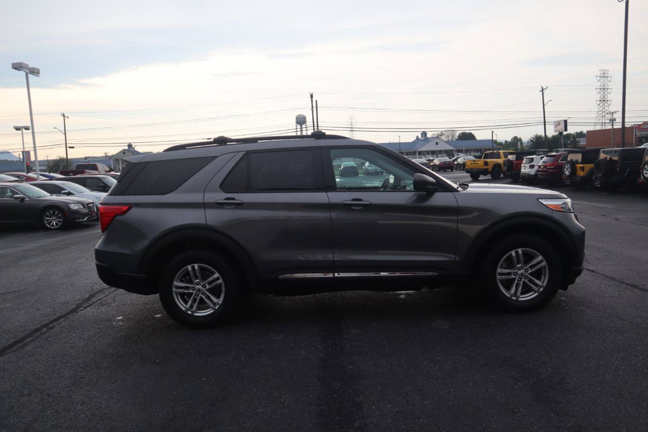 Used 2023 Ford Explorer XLT AWD/4WD image 7