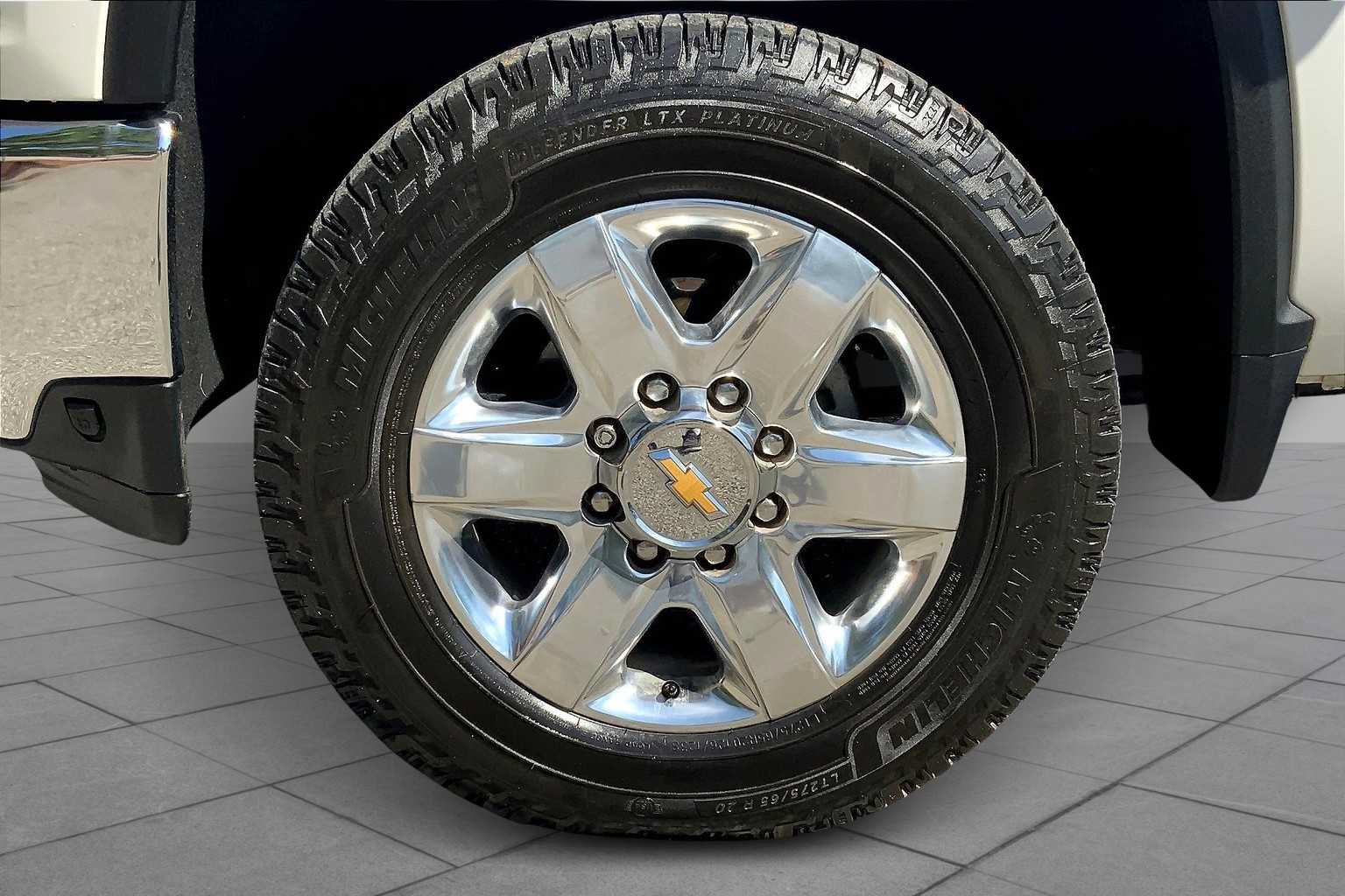 Used 2022 Chevrolet Silverado 2500 LTZ w/ LTZ Plus Package AWD/4WD image 10