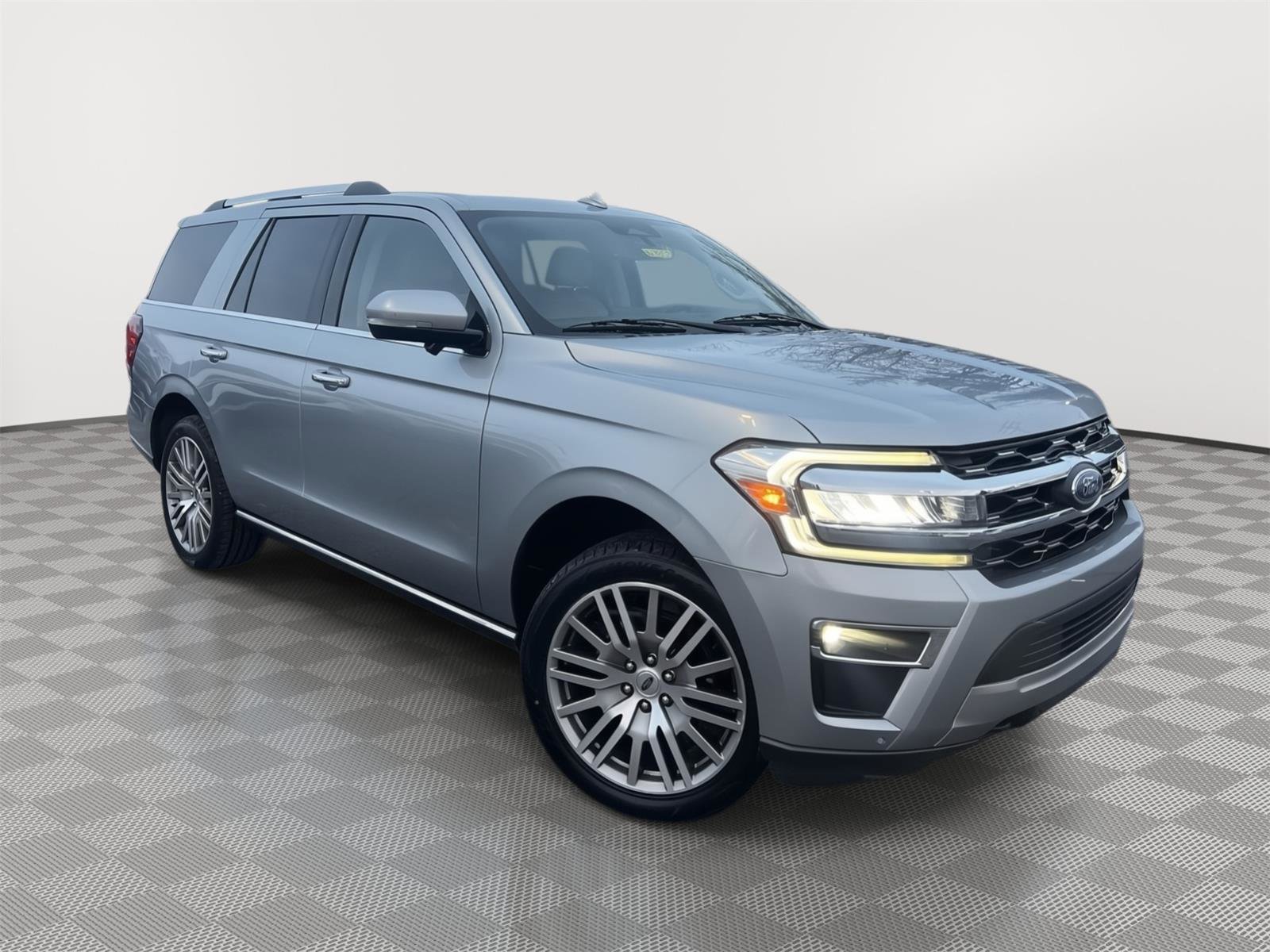 Used 2023 Ford Expedition Limited image 3
