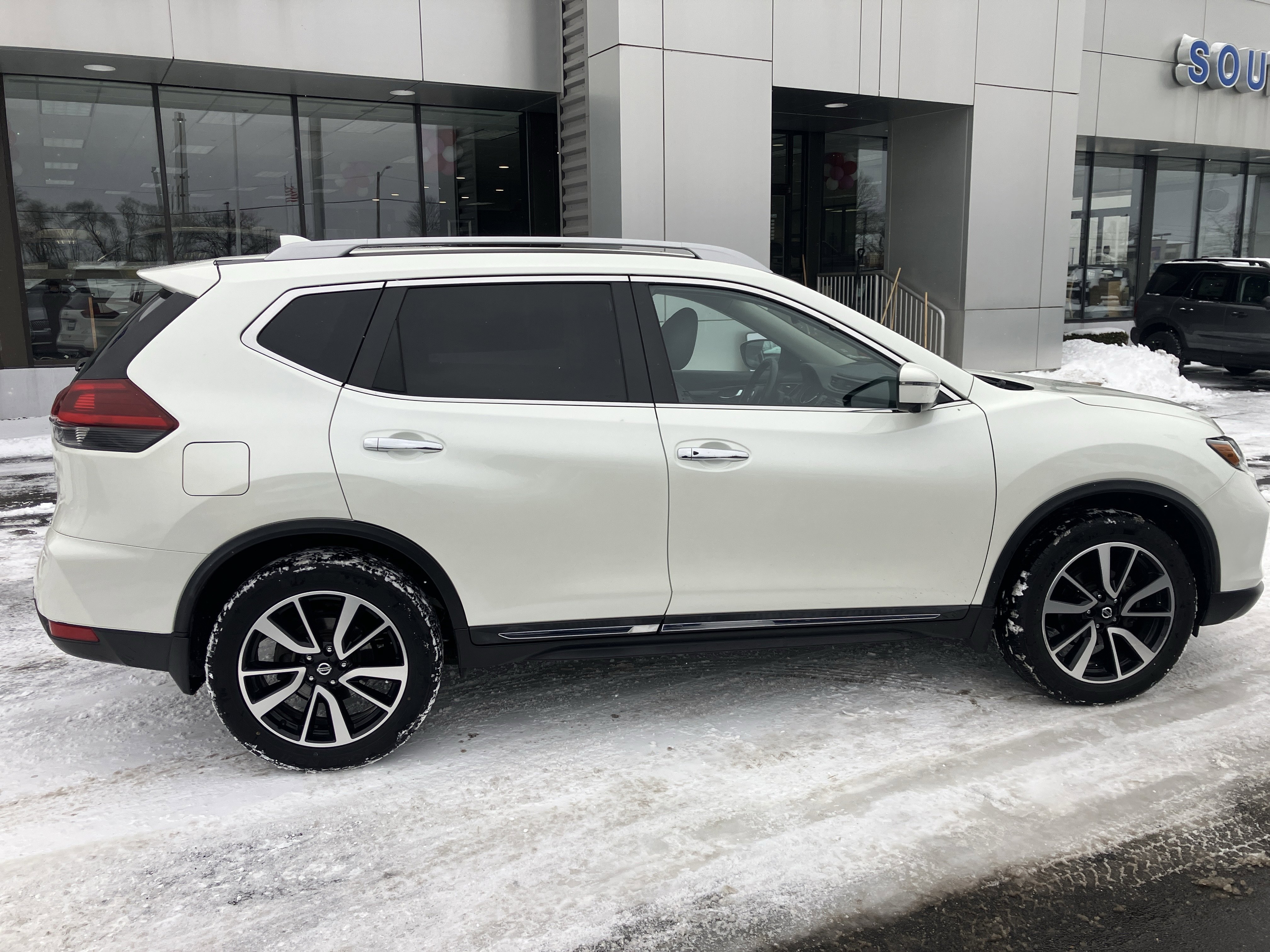 Used 2019 Nissan Rogue SL w/ Premium Package image 8