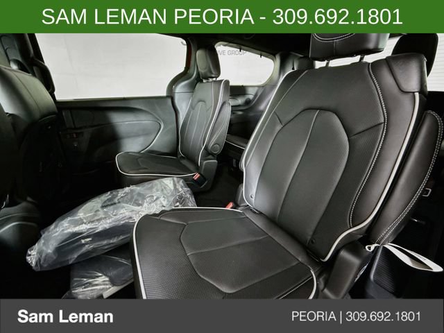 New 2027 Chrysler Pacifica Limited FWD image 24