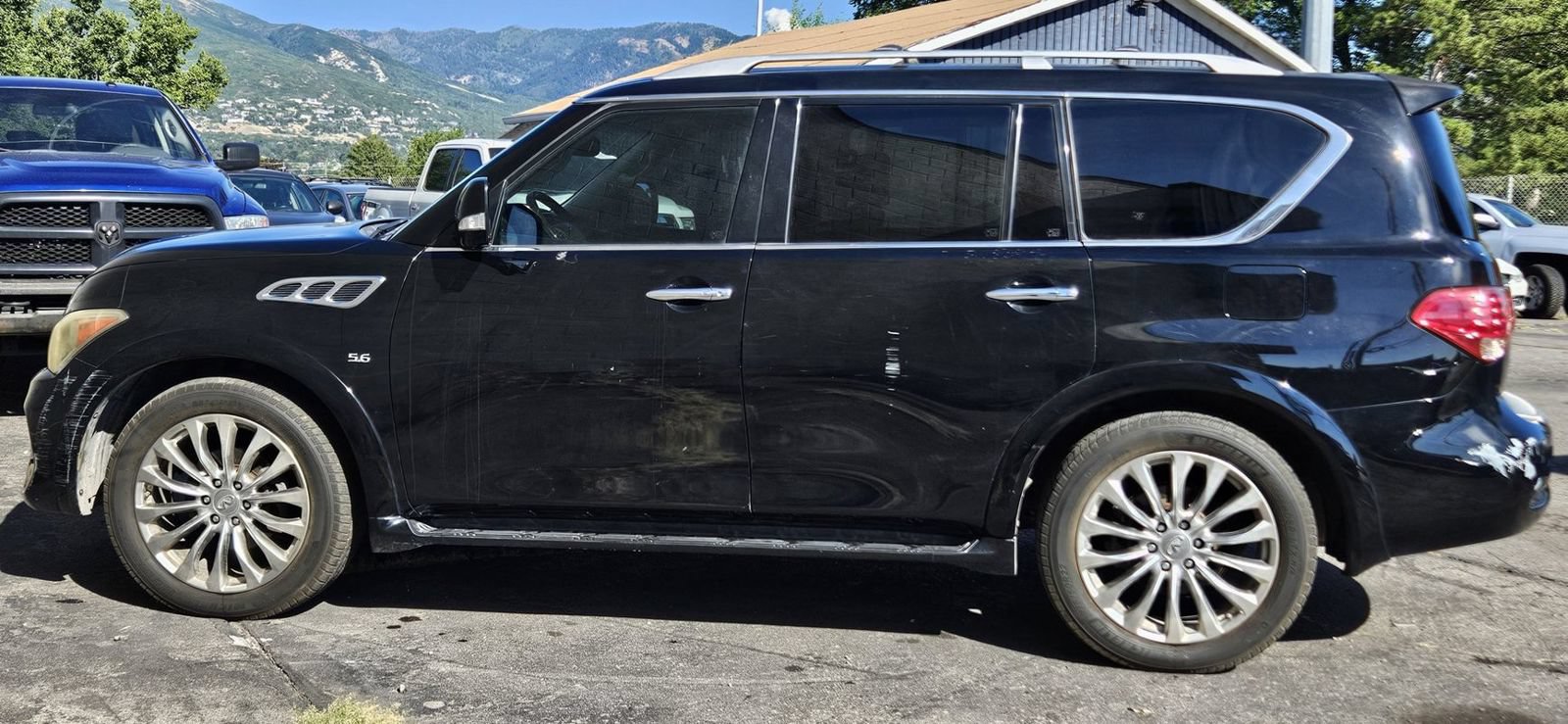 Used 2012 INFINITI QX56 4WD w/ Deluxe Touring Pkg image 2