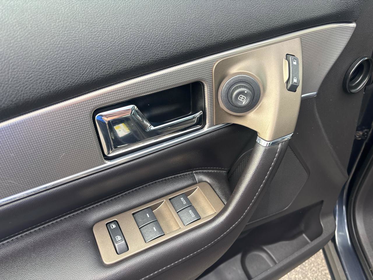 Used 2013 Lincoln MKX AWD image 10