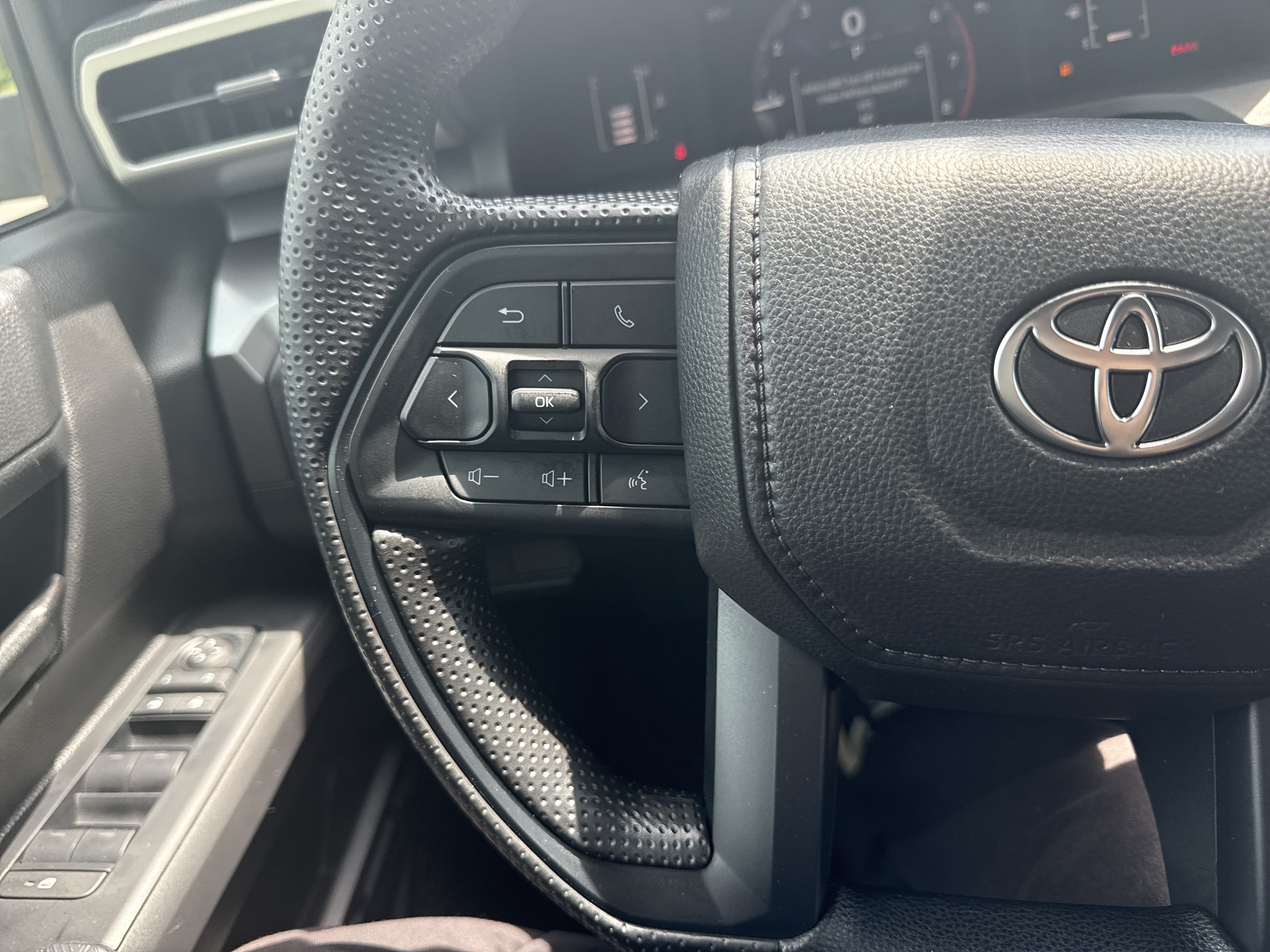 Used 2025 Toyota Tacoma SR5 AWD/4WD image 19