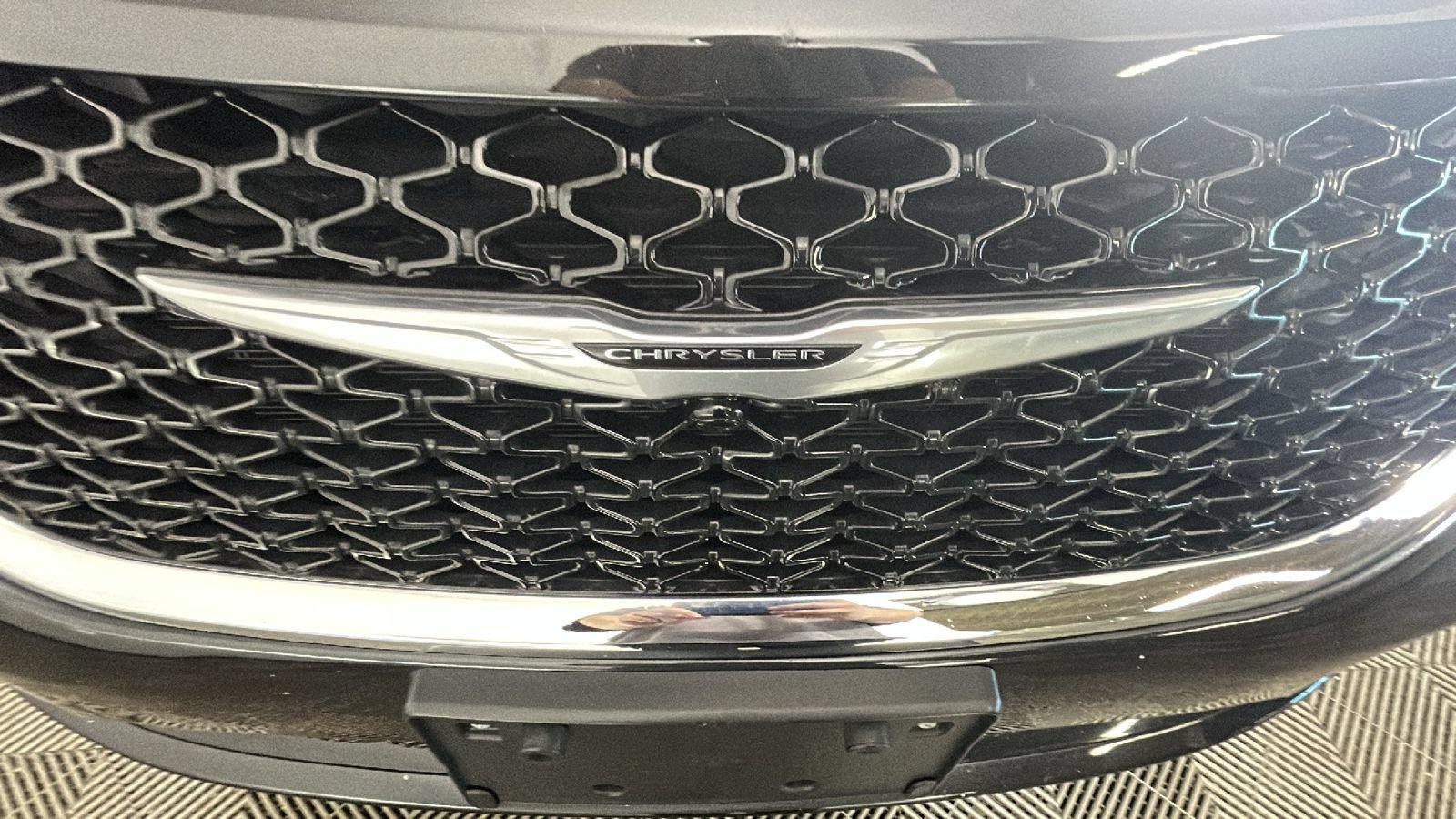 Used 2023 Chrysler Pacifica Touring-L FWD image 9