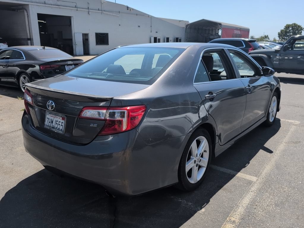 Used 2014 Toyota Camry SE FWD image 2