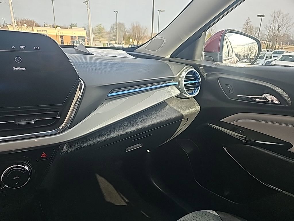 Used 2025 Chevrolet Trax LT w/ LT Convenience Package image 19