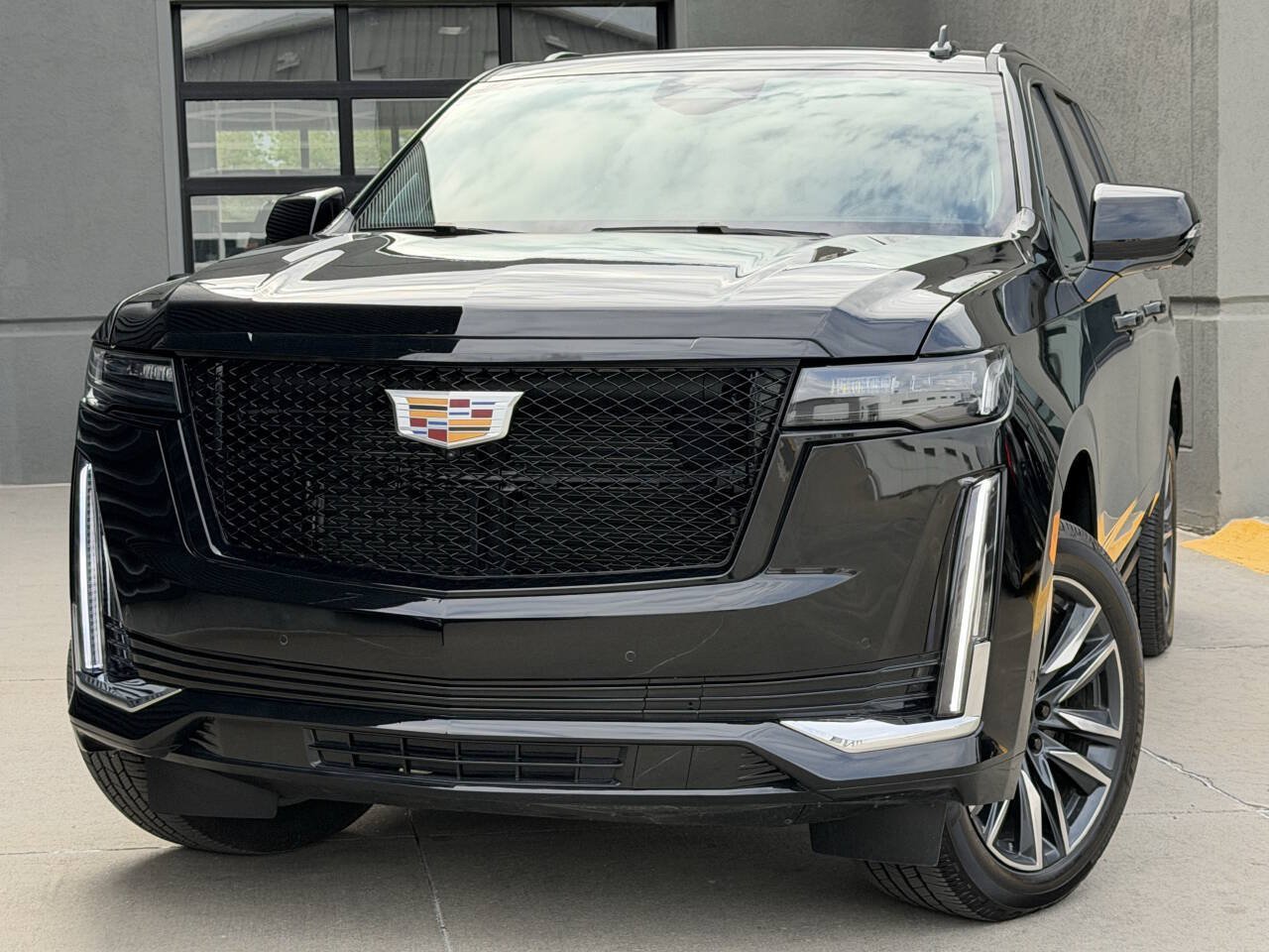 Used 2023 Cadillac Escalade ESV Sport Platinum w/ LPO, ONYX Package AWD/4WD image 3