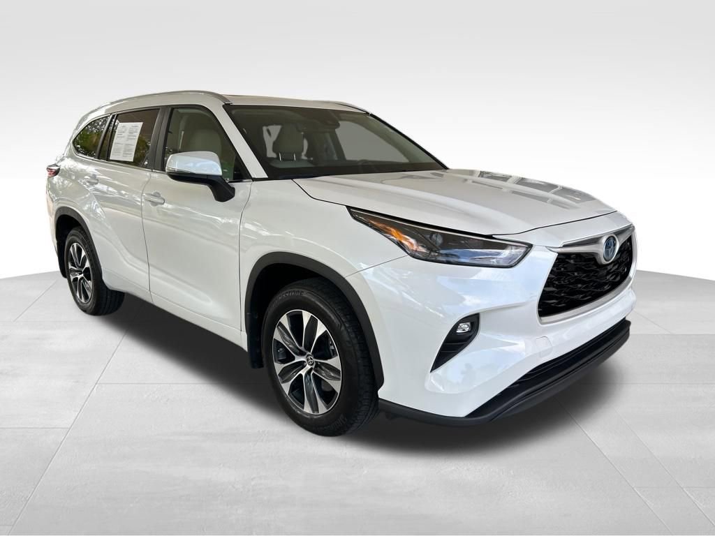 Used 2024 Toyota Highlander XLE AWD/4WD image 2