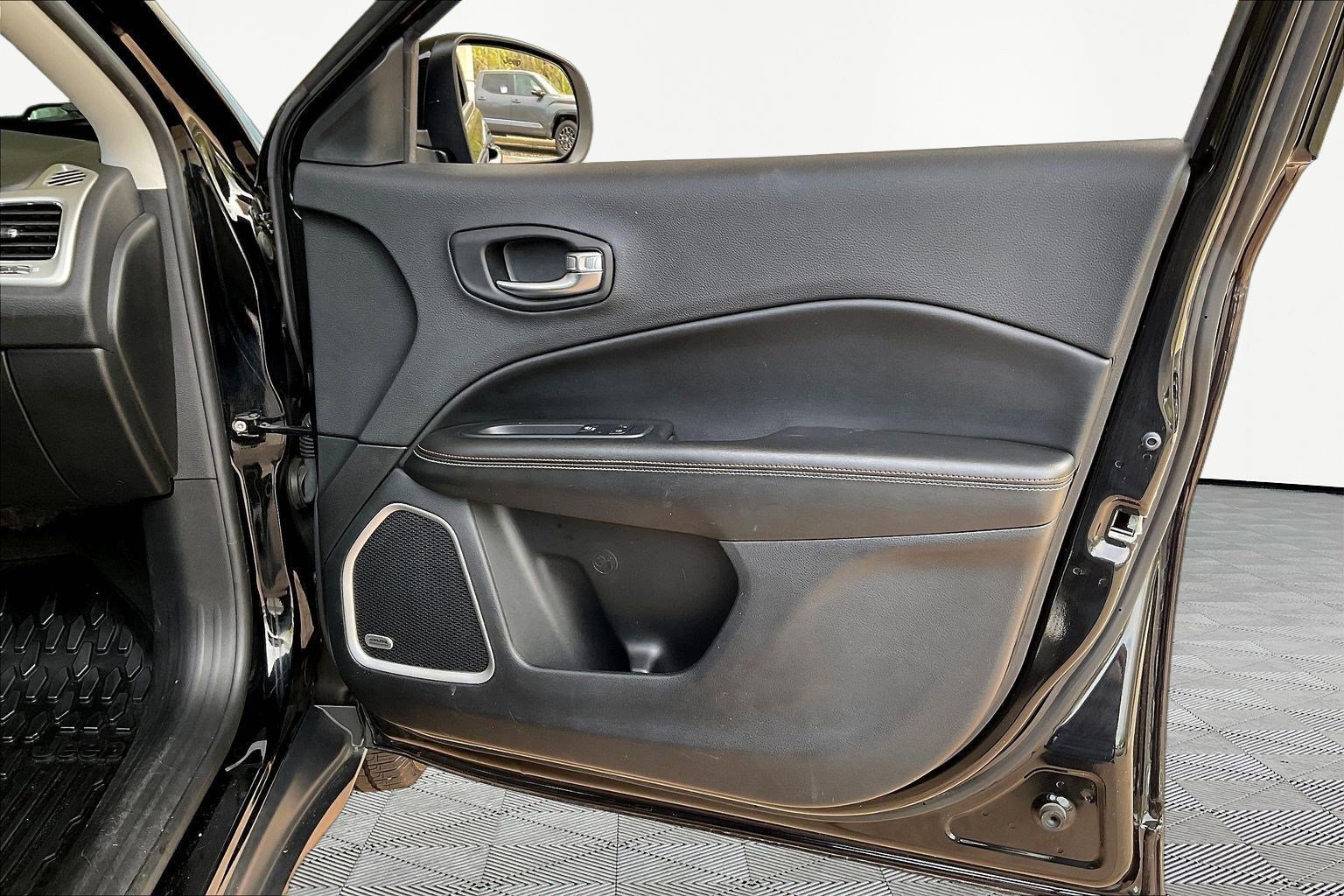 Used 2021 Jeep Compass Latitude w/ Sun and Sound Group AWD/4WD image 27