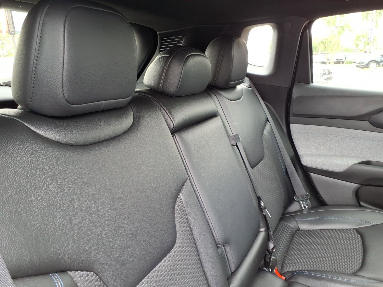 Used 2024 Jeep Compass Latitude image 14