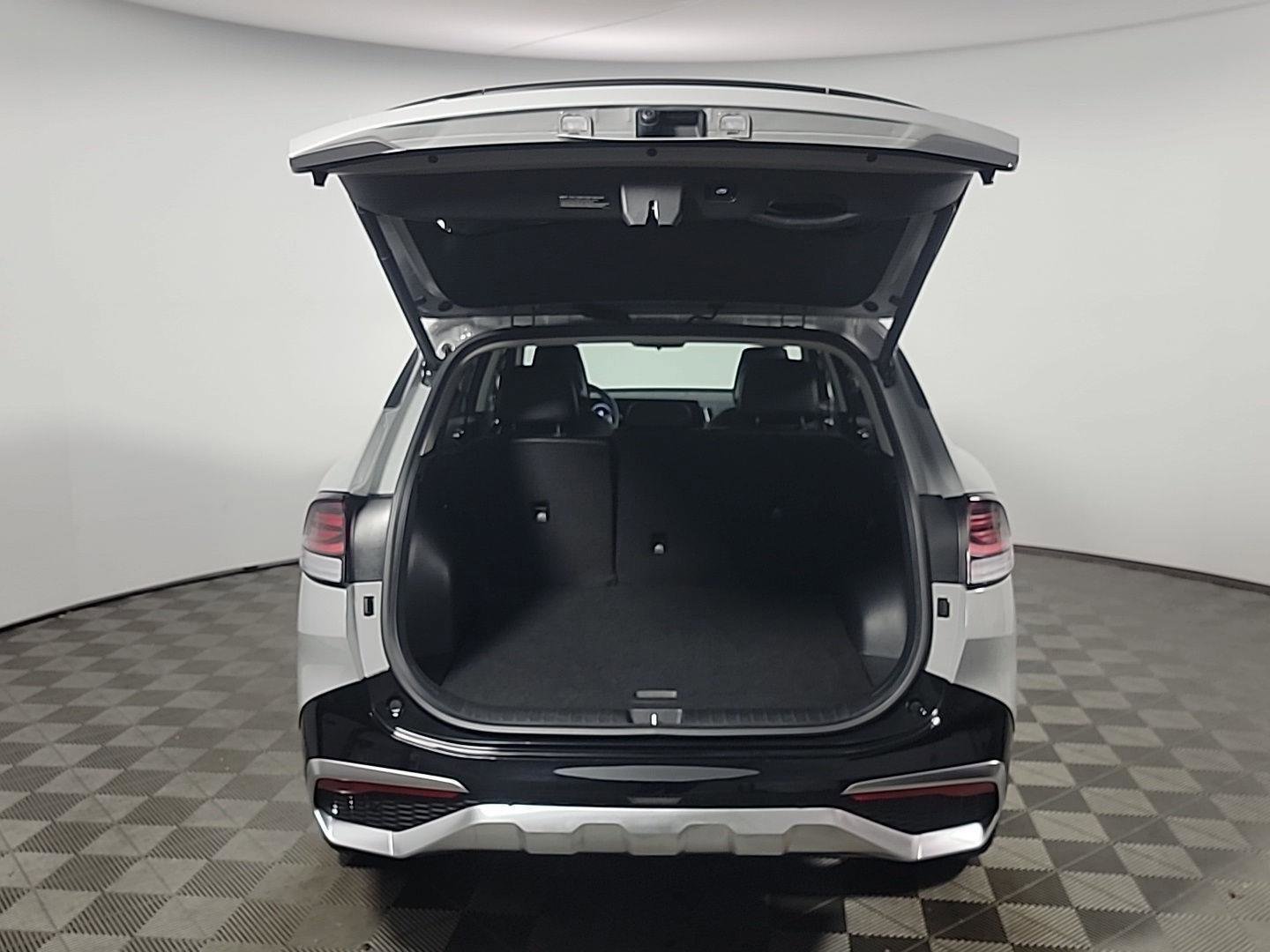 Used 2025 Kia Sportage SX image 8