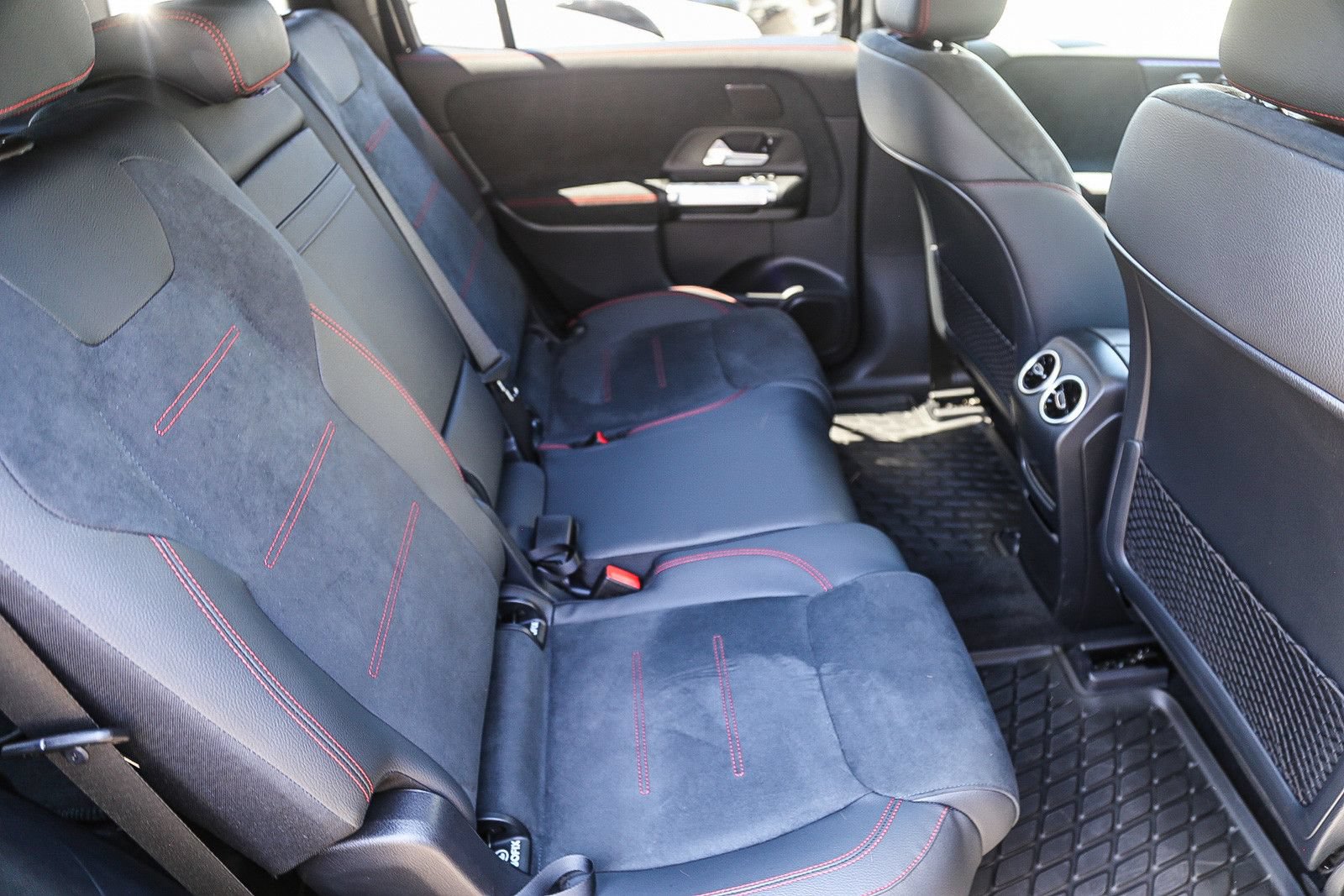 Used 2024 Mercedes-Benz EQB 300 4MATIC image 16