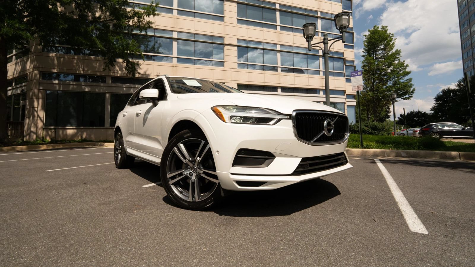 Used 2019 Volvo XC60 T5 Momentum w/ Multimedia Package