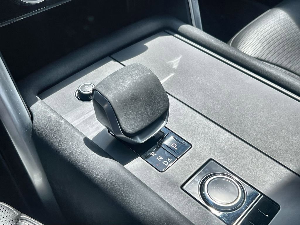 Certified 2025 Land Rover Discovery Metropolitan Edition image 28