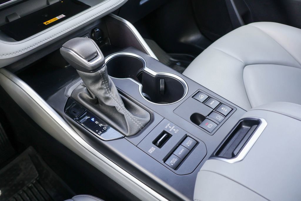 Used 2024 Toyota Highlander XLE image 19