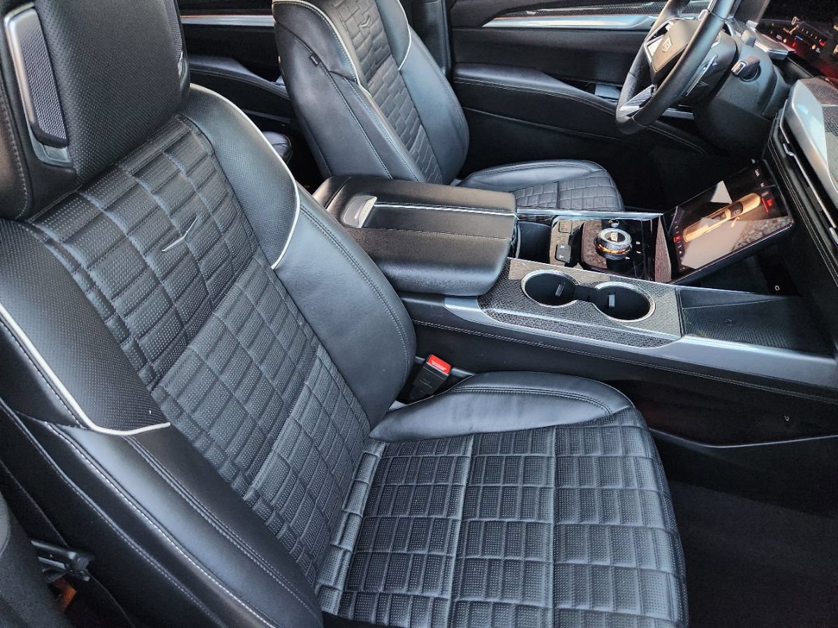 Used 2025 Cadillac Escalade ESV V AWD/4WD image 32