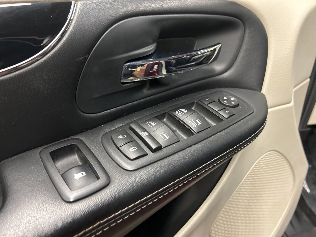 Used 2016 Dodge Grand Caravan SXT image 26