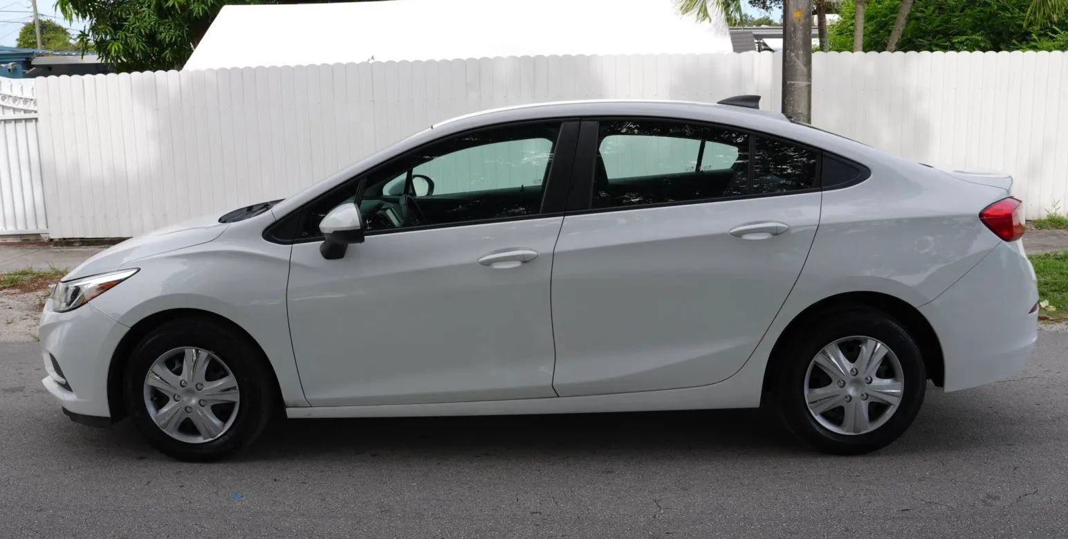 Used 2018 Chevrolet Cruze LS FWD image 3