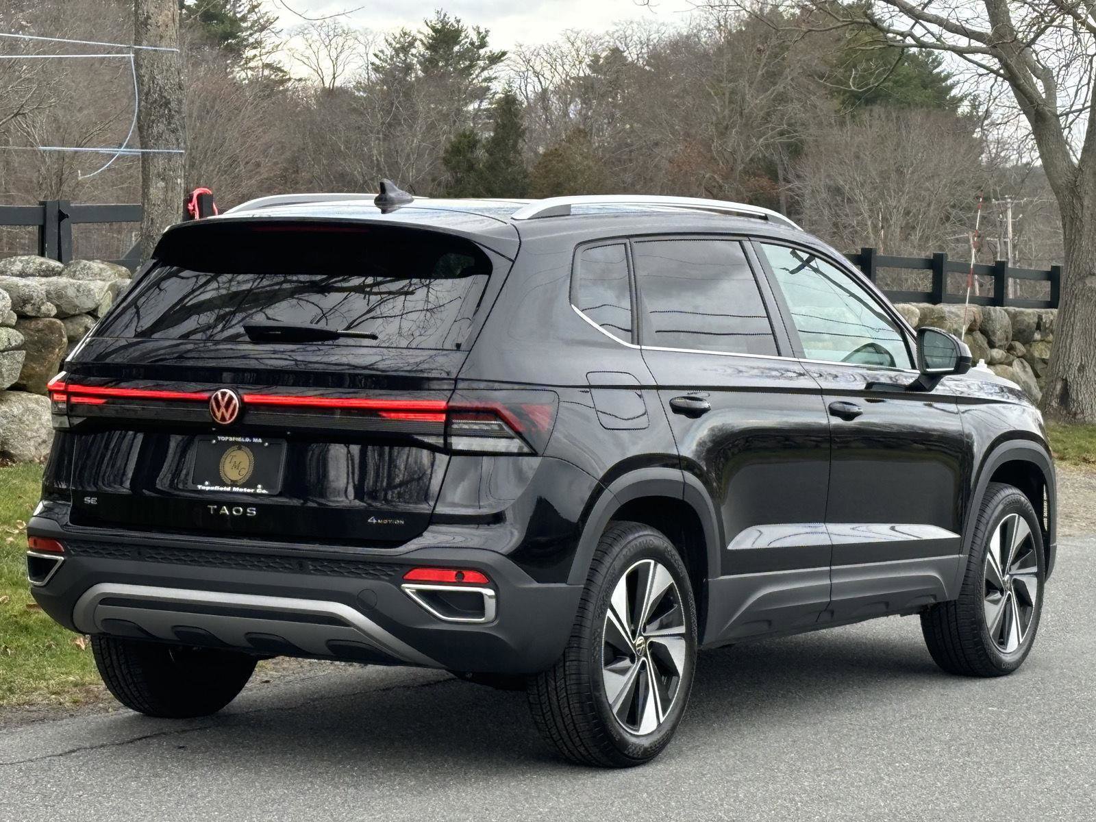 Used 2025 Volkswagen Taos SE w/ Panoramic Sunroof Package image 4