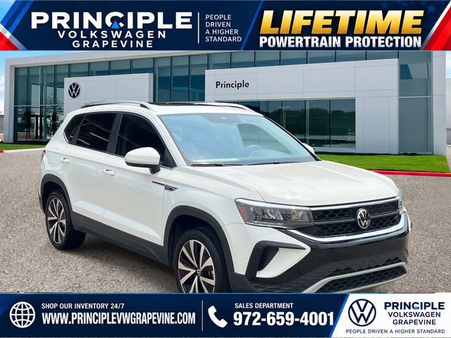Used 2023 Volkswagen Taos SE w/ Panoramic Sunroof Package FWD image 2